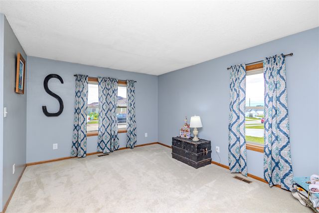 2417 N 7th Avenue Place E, Newton, IA 50208