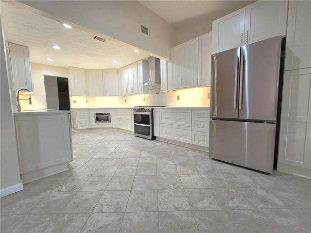 4060 Crescent Walk Lane, Suwanee, GA 30024