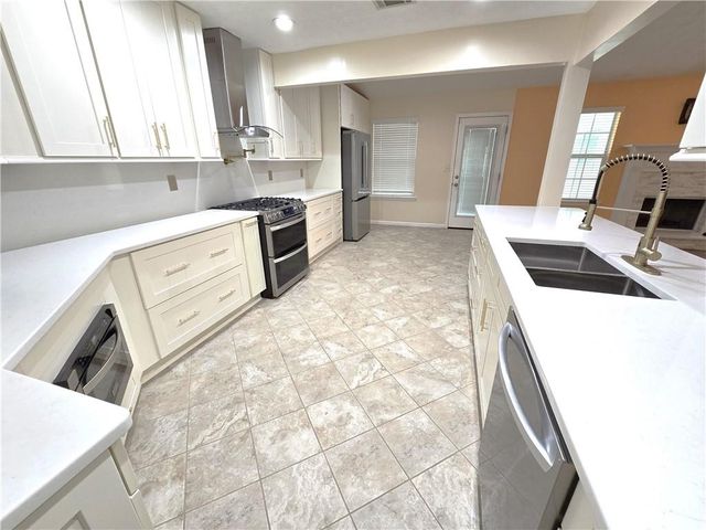 4060 Crescent Walk Lane, Suwanee, GA 30024