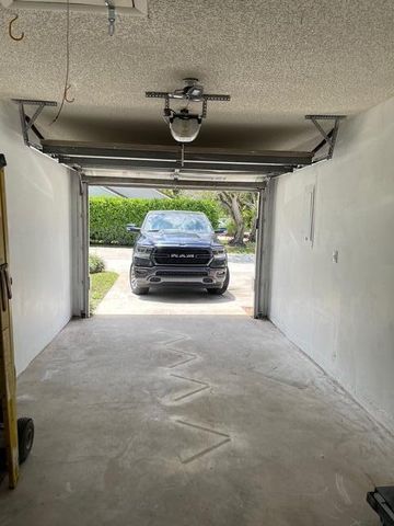 800 Kintyre Court, Palm Beach Gardens, FL 33418