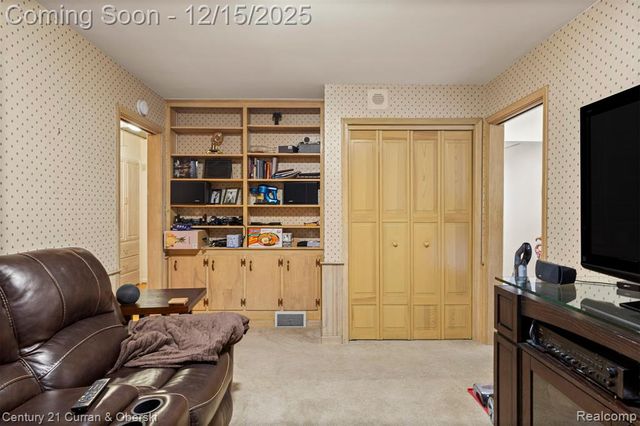 25703 Loch Lomond Drive, Dearborn Heights, MI 48125