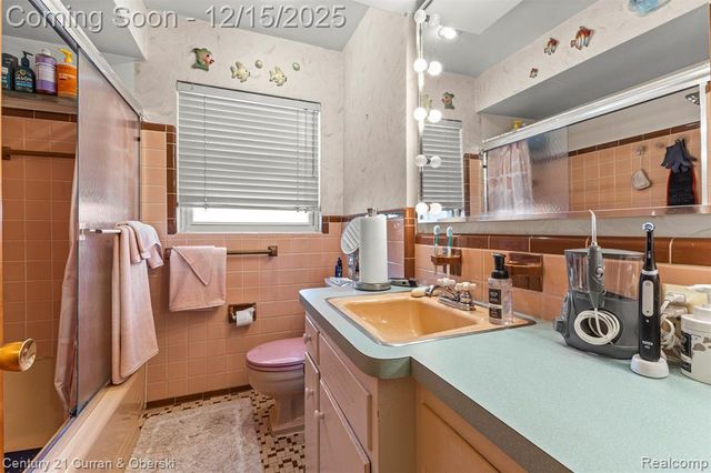 25703 Loch Lomond Drive, Dearborn Heights, MI 48125