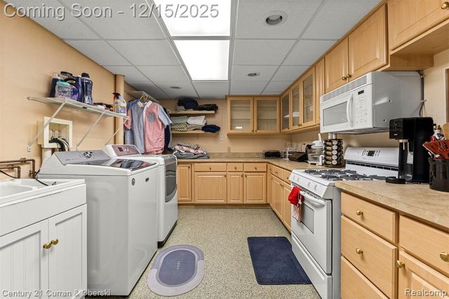 25703 Loch Lomond Drive, Dearborn Heights, MI 48125