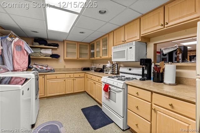 25703 Loch Lomond Drive, Dearborn Heights, MI 48125