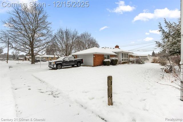 25703 Loch Lomond Drive, Dearborn Heights, MI 48125