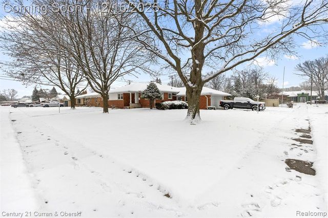25703 Loch Lomond Drive, Dearborn Heights, MI 48125