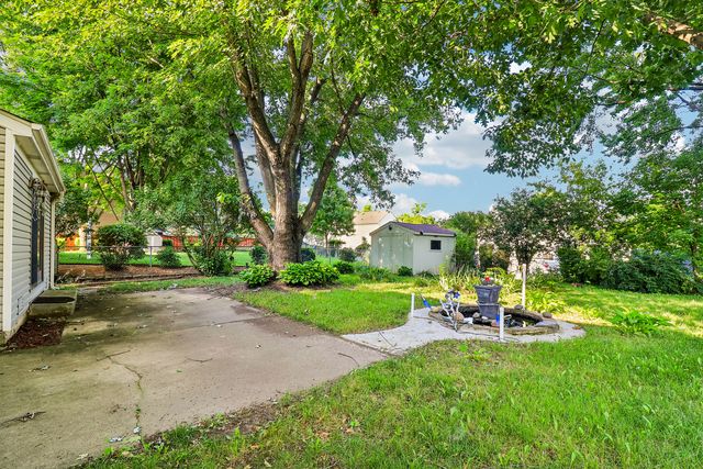 702 Buffalo Circle, Carol Stream, IL 60188