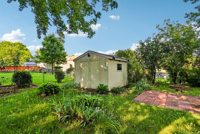 702 Buffalo Circle, Carol Stream, IL 60188
