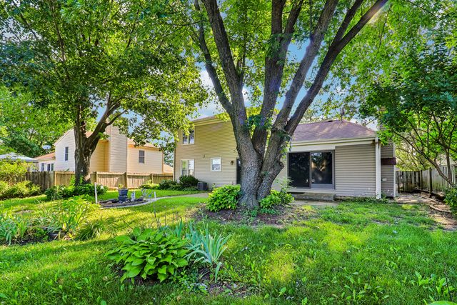 702 Buffalo Circle, Carol Stream, IL 60188