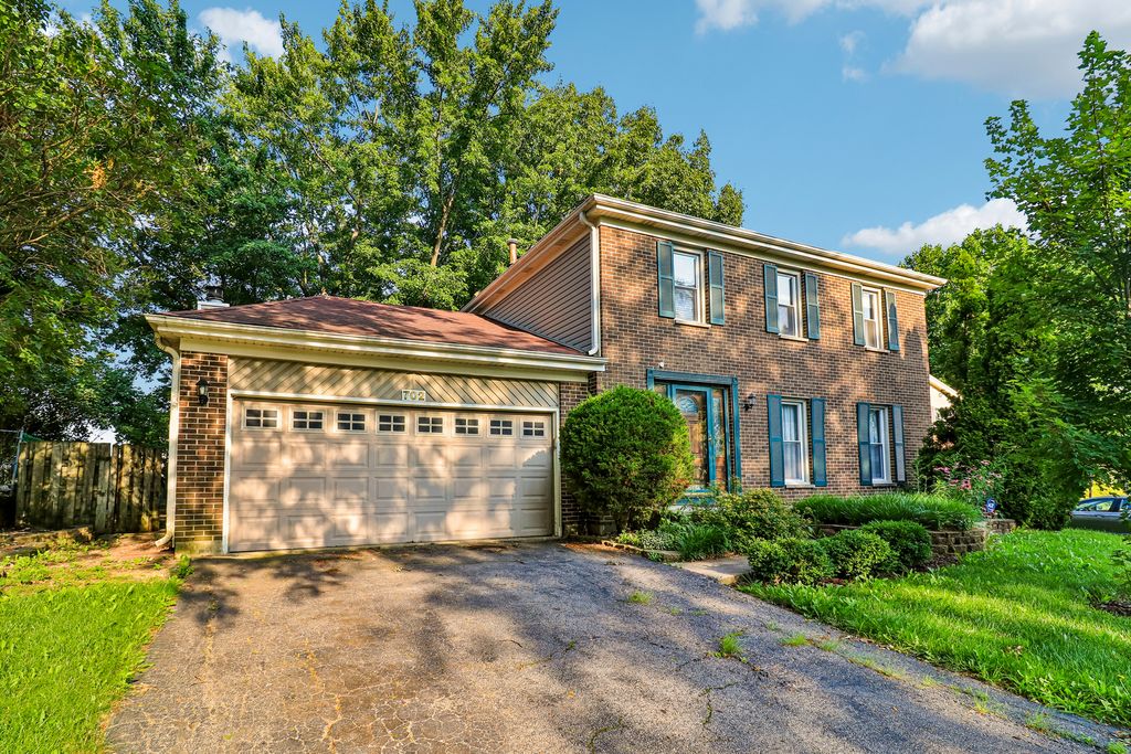 702 Buffalo Circle, Carol Stream, IL 60188