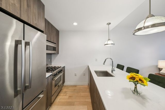 160 1St St unit 1111 1111, Jersey City, NJ 07302