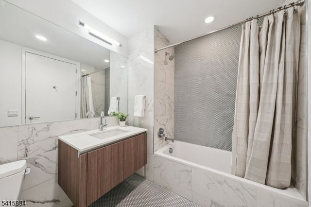 160 1St St unit 1111 1111, Jersey City, NJ 07302