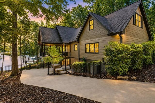 6680 Woodlake Drive, Flowery Branch, GA 30542