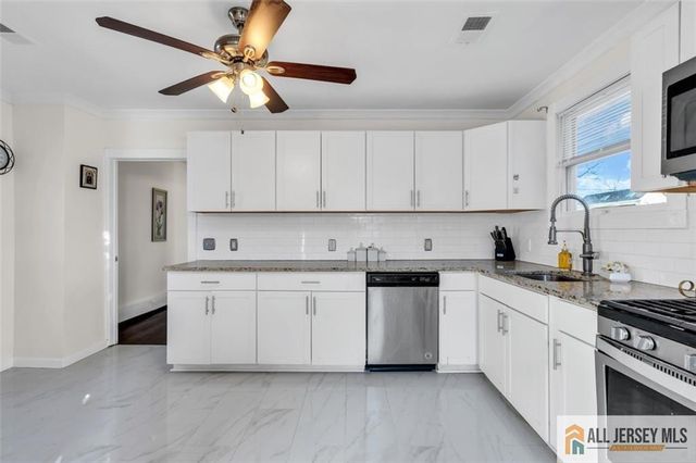 18 Avenue B, Helmetta, NJ 08828