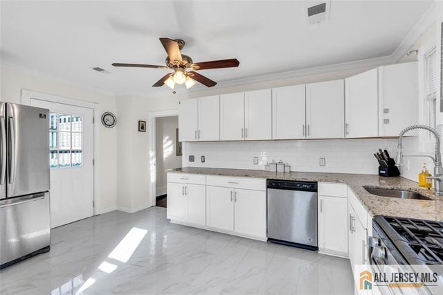 18 Avenue B, Helmetta, NJ 08828