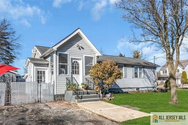 18 Avenue B, Helmetta, NJ 08828