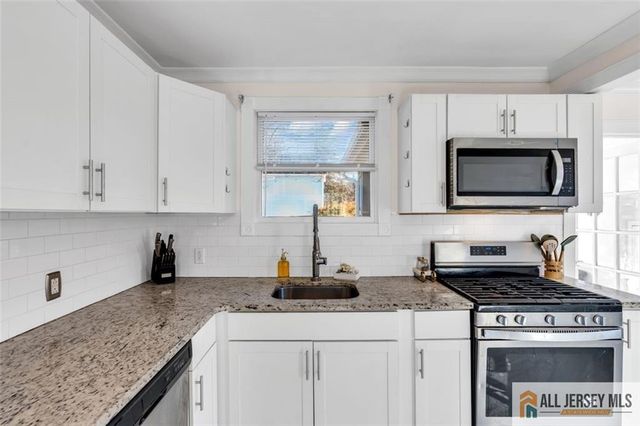 18 Avenue B, Helmetta, NJ 08828