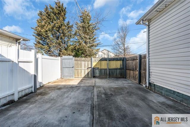 18 Avenue B, Helmetta, NJ 08828