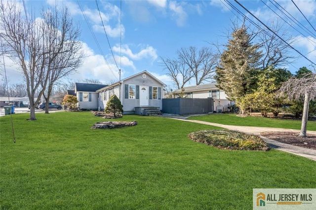 18 Avenue B, Helmetta, NJ 08828