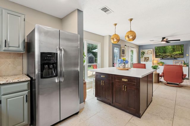 115 E Pathfinders Circle, The Woodlands, TX 77381