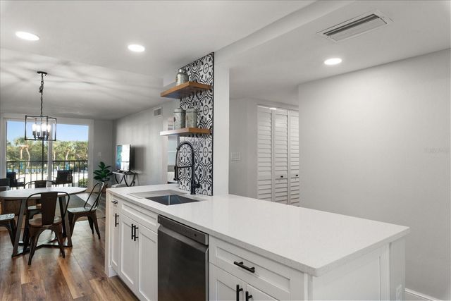 1324 PASADENA AVENUE S 204, South Pasadena, FL 33707