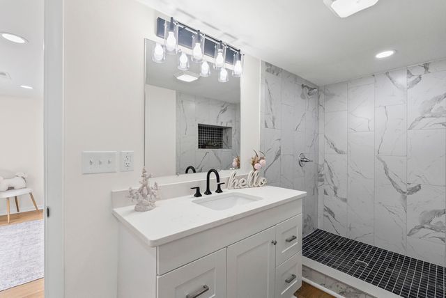 23 Brookside LN, Moneta, VA 24121