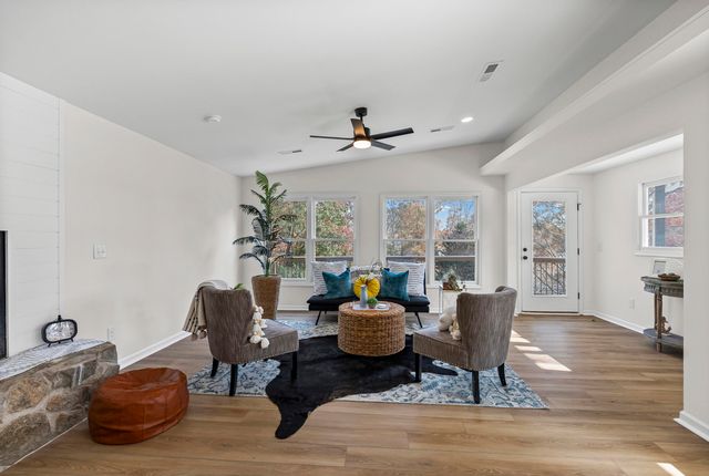 23 Brookside LN, Moneta, VA 24121