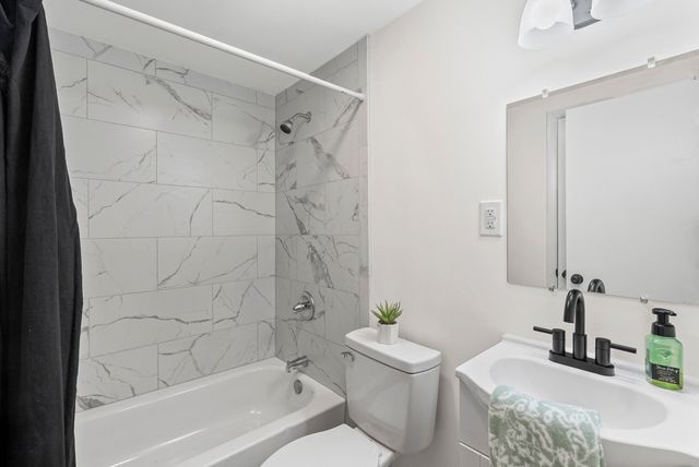 23 Brookside LN, Moneta, VA 24121