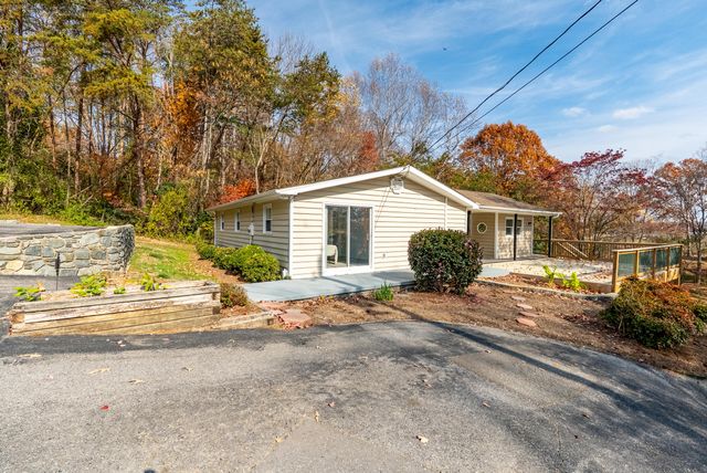 23 Brookside LN, Moneta, VA 24121