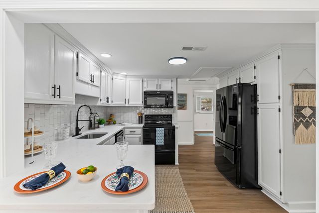 23 Brookside LN, Moneta, VA 24121