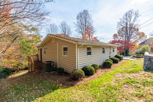 23 Brookside LN, Moneta, VA 24121