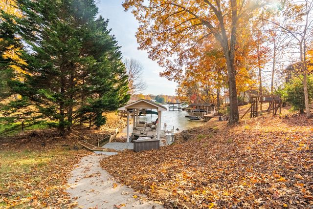 23 Brookside LN, Moneta, VA 24121