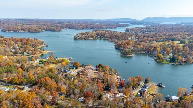 23 Brookside LN, Moneta, VA 24121