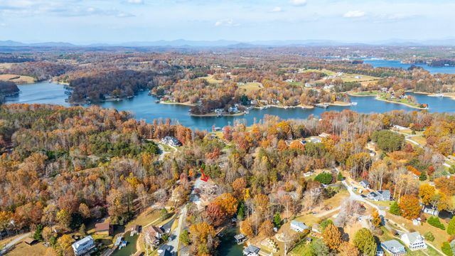 23 Brookside LN, Moneta, VA 24121