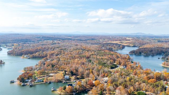 23 Brookside LN, Moneta, VA 24121