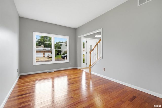 2400 W MURPHY Drive, Dunlap, IL 61525