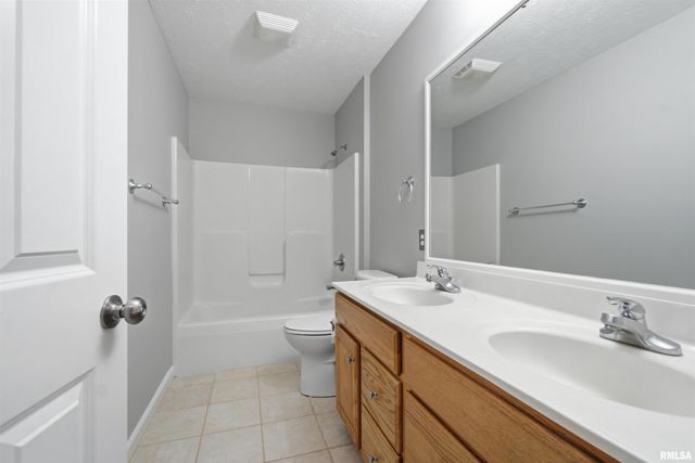 2400 W MURPHY Drive, Dunlap, IL 61525