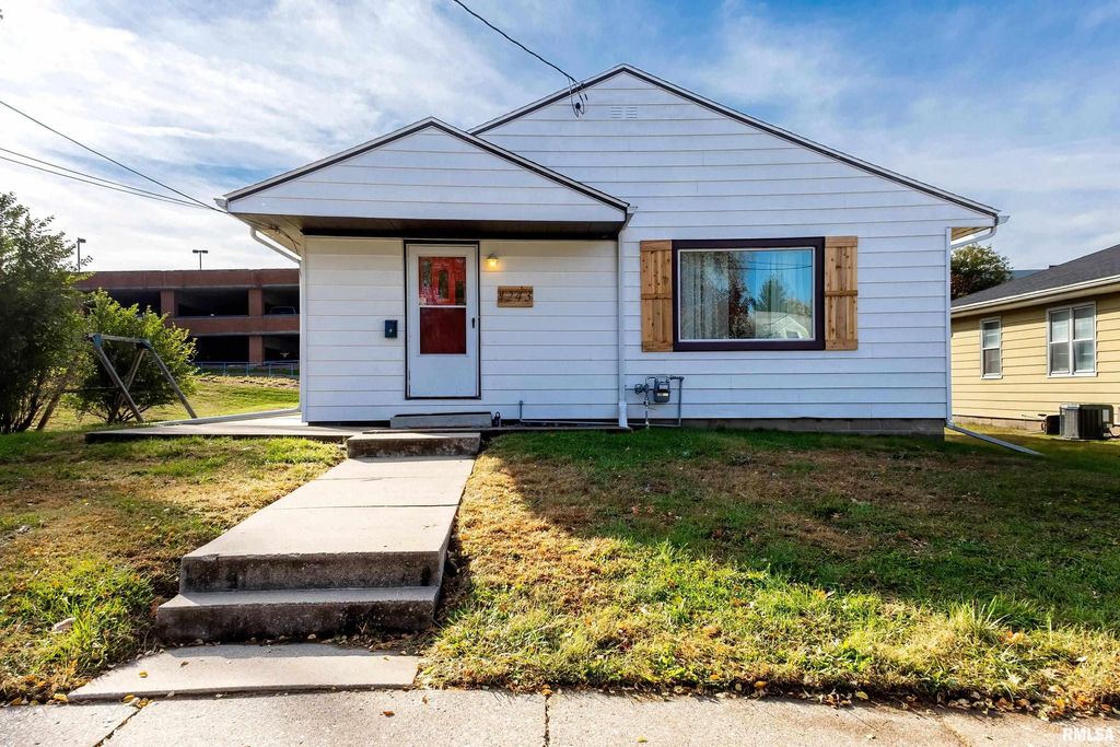 1243 E DOVER Court, Davenport, IA 52803