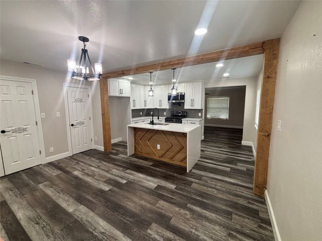 910 NE 31st, Grand Prairie, TX 75050