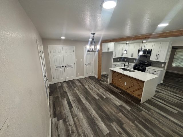 910 NE 31st, Grand Prairie, TX 75050