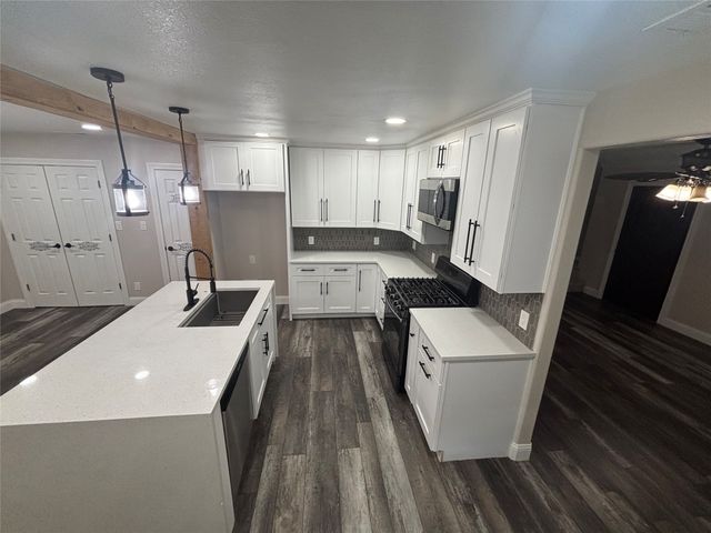 910 NE 31st, Grand Prairie, TX 75050