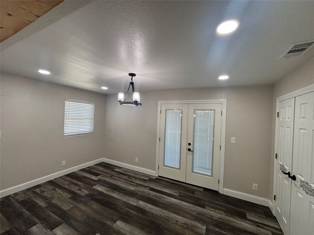 910 NE 31st, Grand Prairie, TX 75050