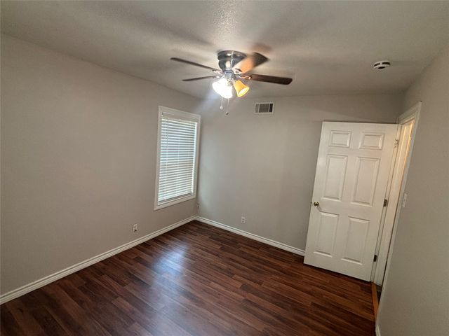 910 NE 31st, Grand Prairie, TX 75050