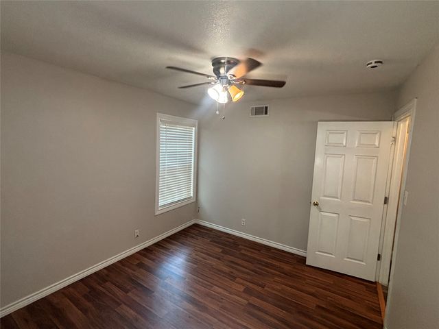 910 NE 31st, Grand Prairie, TX 75050