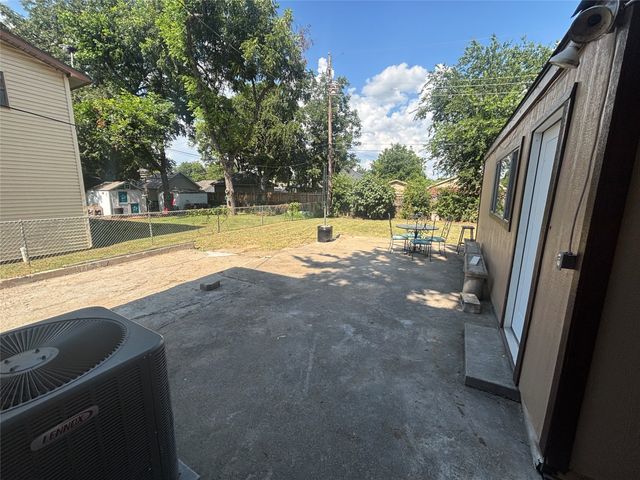 910 NE 31st, Grand Prairie, TX 75050