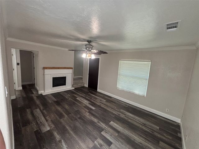 910 NE 31st, Grand Prairie, TX 75050