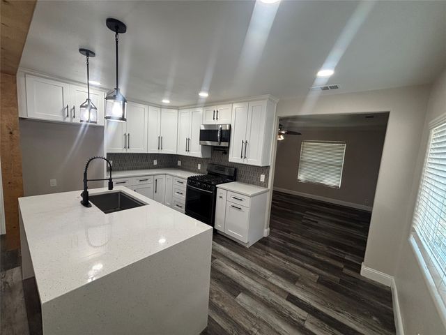 910 NE 31st, Grand Prairie, TX 75050