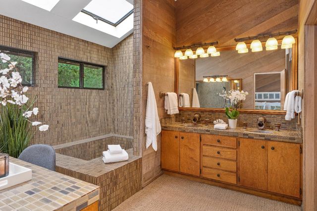 18 Covered Bridge Rd, Carmichael, CA 95608