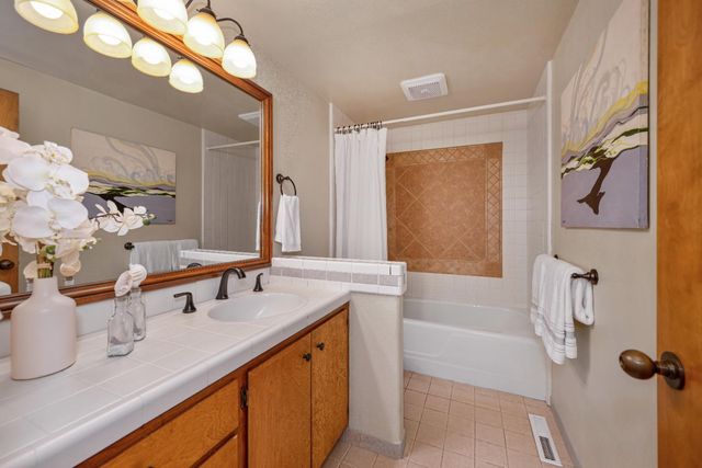 18 Covered Bridge Rd, Carmichael, CA 95608