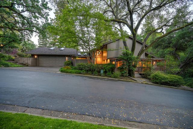 18 Covered Bridge Rd, Carmichael, CA 95608